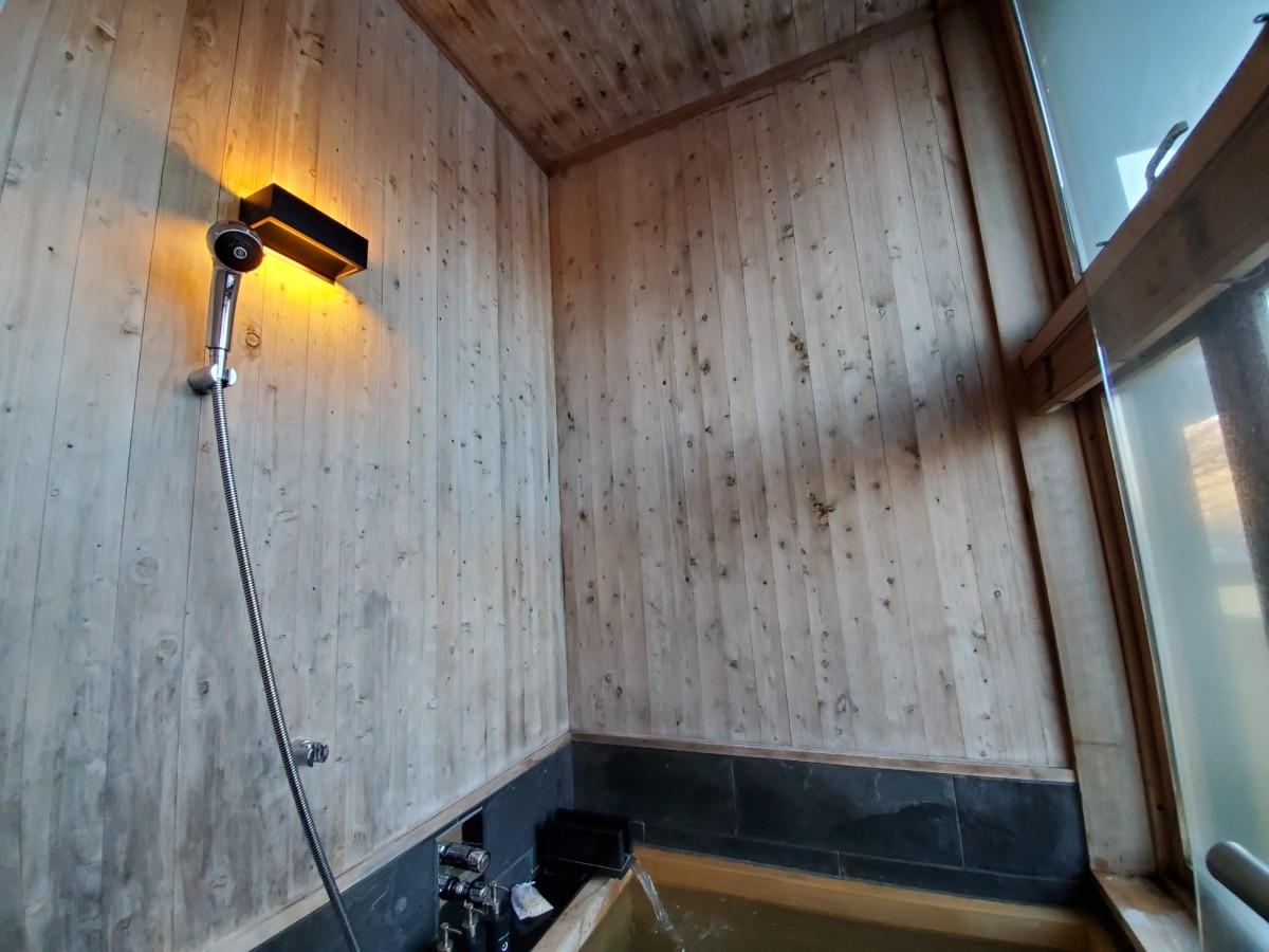 星のや軽井沢_山路地の部屋-水回り-室内風呂